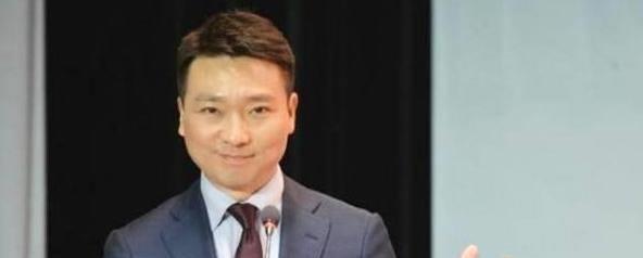 他是电视著名主持人，与妻子恩爱相处19年，今没有儿女令人遗憾