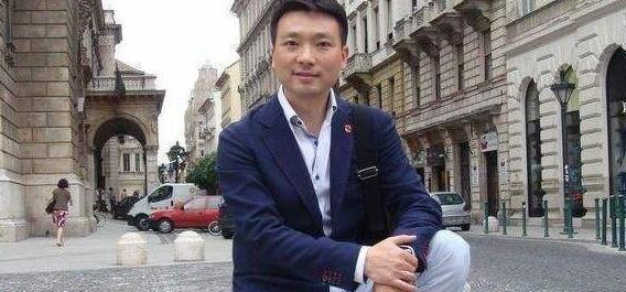 他是电视著名主持人，与妻子恩爱相处19年，今没有儿女令人遗憾