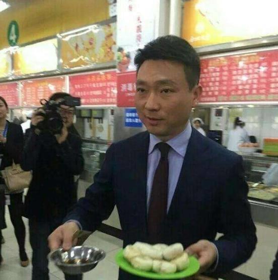 他是电视著名主持人，与妻子恩爱相处19年，今没有儿女令人遗憾