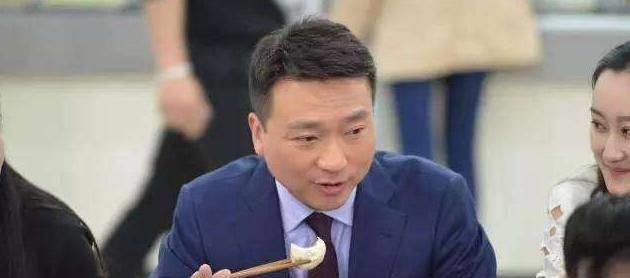 他是电视著名主持人，与妻子恩爱相处19年，今没有儿女令人遗憾