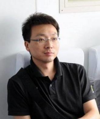 他是电视著名主持人，与妻子恩爱相处19年，今没有儿女令人遗憾