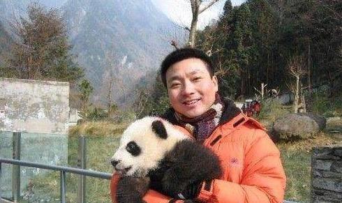 他是电视著名主持人，与妻子恩爱相处19年，今没有儿女令人遗憾