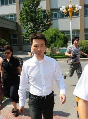 他是电视著名主持人，与妻子恩爱相处19年，今没有儿女令人遗憾