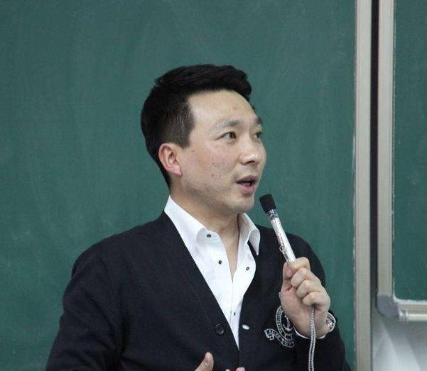 他是电视著名主持人，与妻子恩爱相处19年，今没有儿女令人遗憾