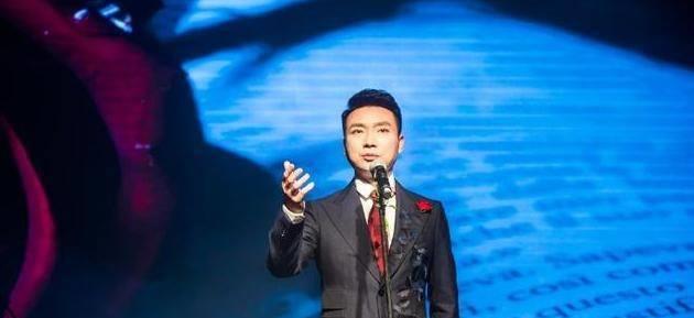 他是电视著名主持人，与妻子恩爱相处19年，今没有儿女令人遗憾