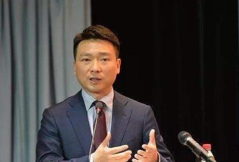 他是电视著名主持人，与妻子恩爱相处19年，今没有儿女令人遗憾