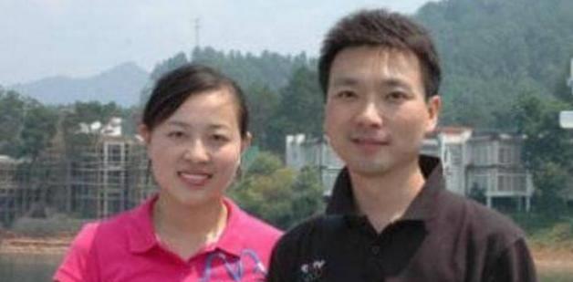 他是电视著名主持人，与妻子恩爱相处19年，今没有儿女令人遗憾