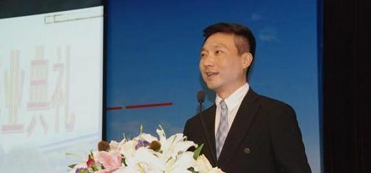 他是电视著名主持人，与妻子恩爱相处19年，今没有儿女令人遗憾