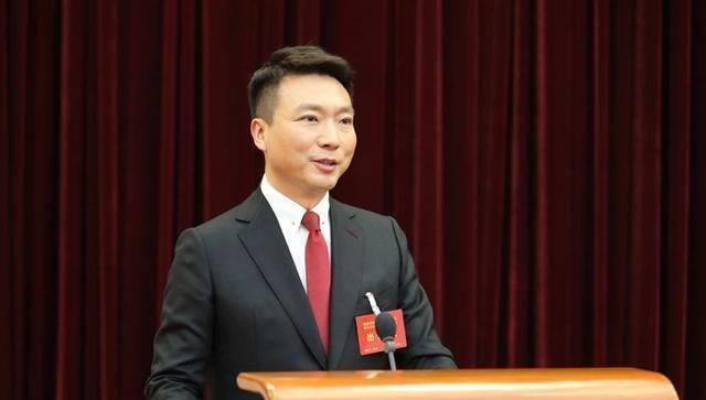 他是电视著名主持人，与妻子恩爱相处19年，今没有儿女令人遗憾