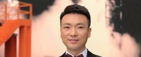 他是电视著名主持人，与妻子恩爱相处19年，今没有儿女令人遗憾