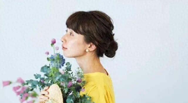 女人40岁后,别再剪短发了!今夏流行这4种发型,减龄显气质