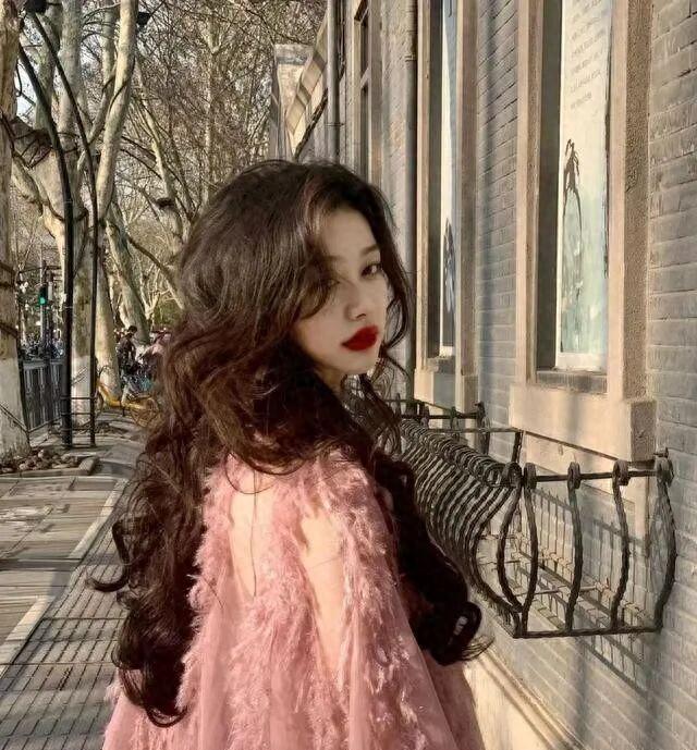 你适合“直发”还是“卷发”?关键由这3点决定,选错容易显老