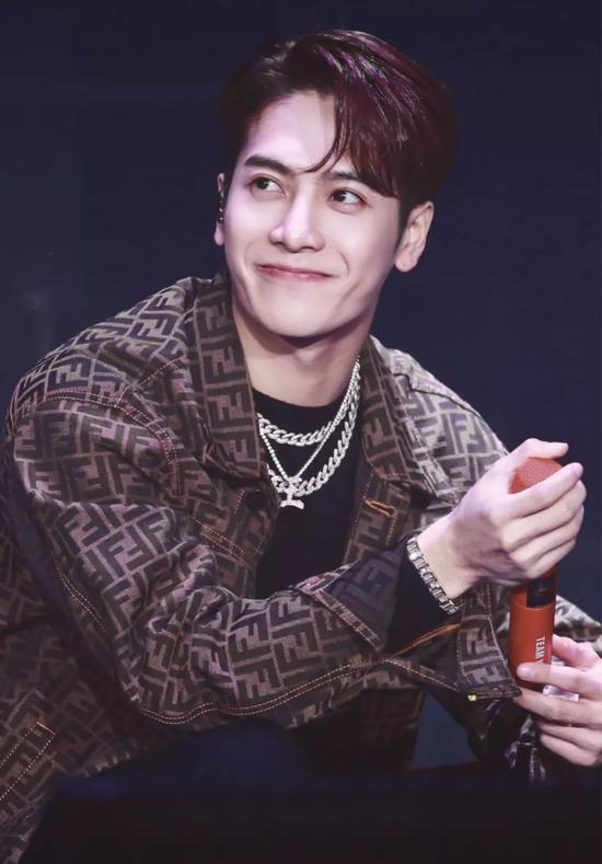 华晨宇吴亦凡绝美“撩发杀” 男生发型A爆指南