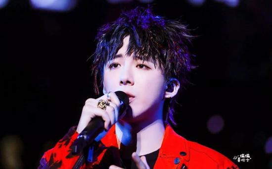 华晨宇吴亦凡绝美“撩发杀” 男生发型A爆指南