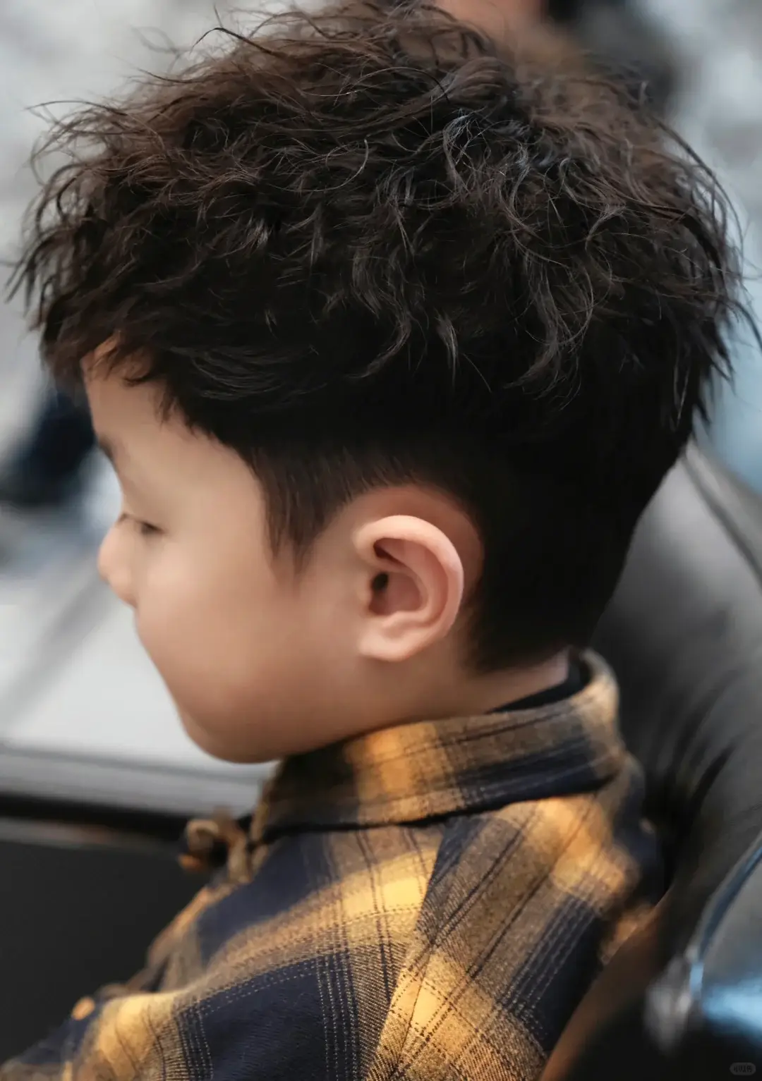独一无二的小男生烫发，显得特别精神又活泼，回头率超高