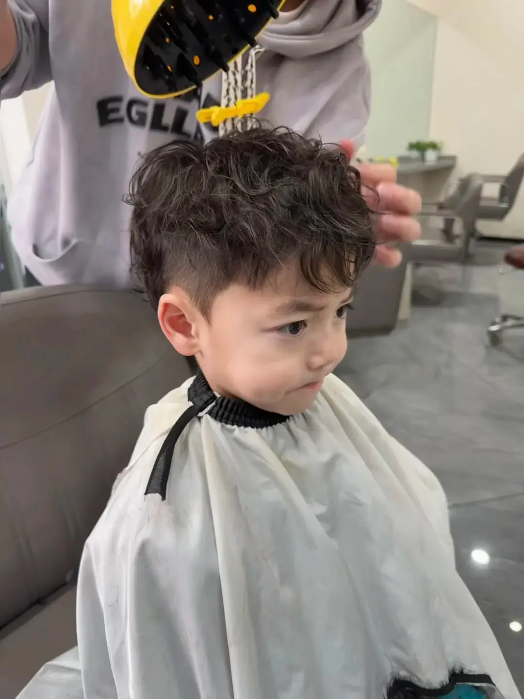 独一无二的小男生烫发，显得特别精神又活泼，回头率超高