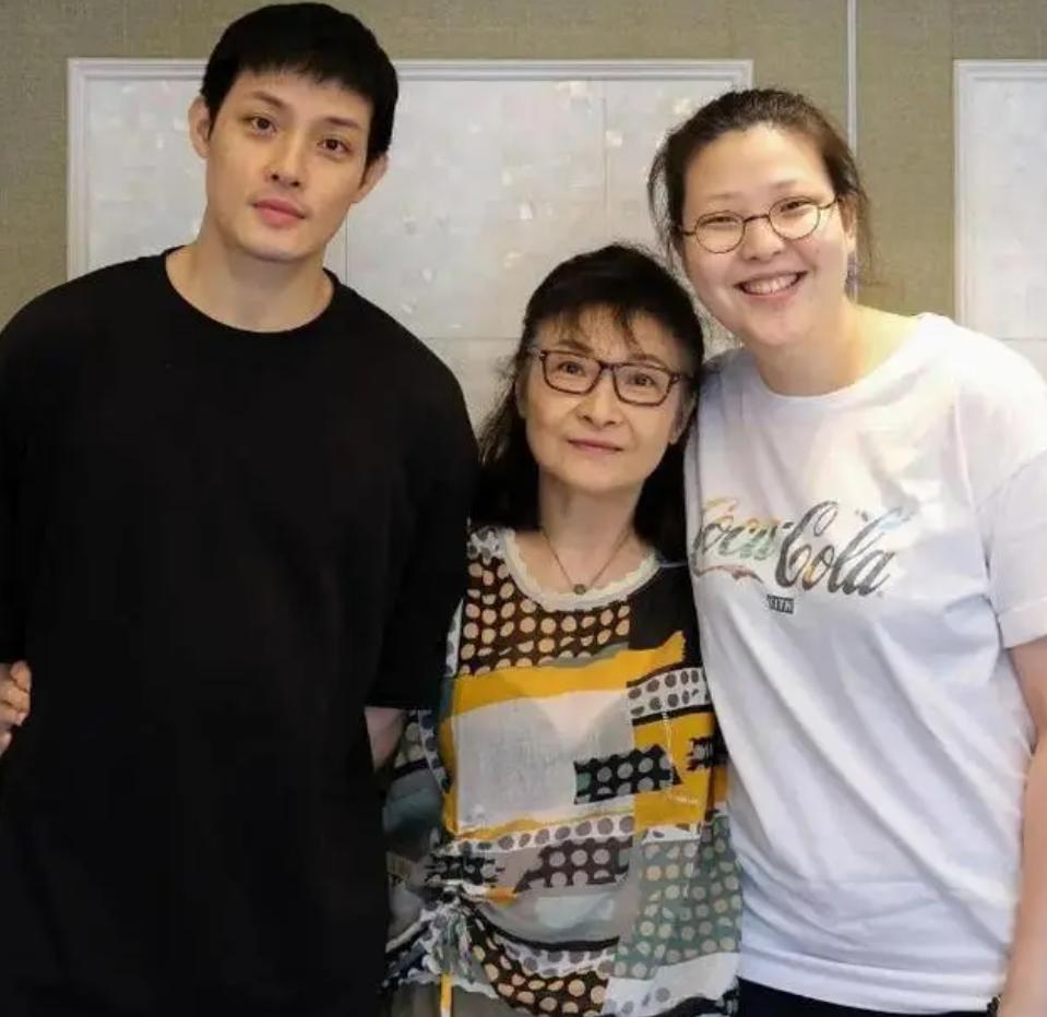 一夫二妻“视帝”寇世勋：原配不离不弃，偏房隐退，晚年儿孙满堂