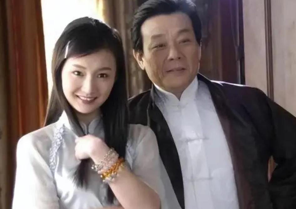 一夫二妻“视帝”寇世勋：原配不离不弃，偏房隐退，晚年儿孙满堂