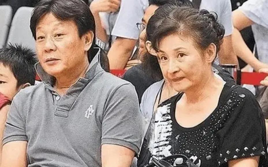 一夫二妻“视帝”寇世勋：原配不离不弃，偏房隐退，晚年儿孙满堂