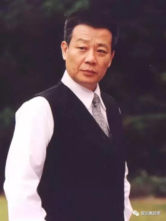 出生军人家庭，出道就演男一号，一夫两妻多年，儿子帅气长这样