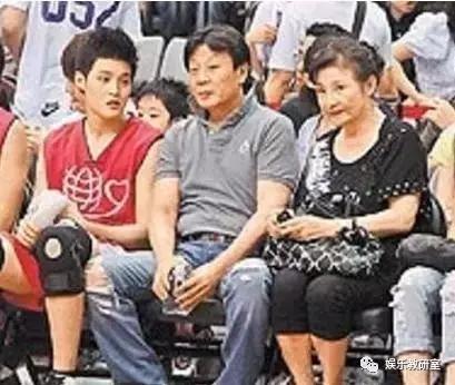 出生军人家庭，出道就演男一号，一夫两妻多年，儿子帅气长这样