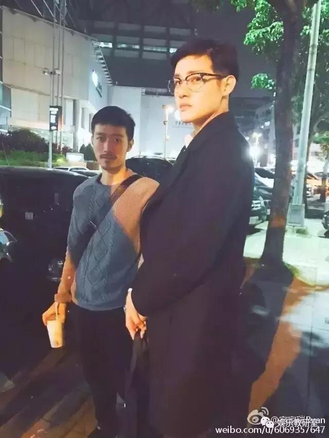 出生军人家庭，出道就演男一号，一夫两妻多年，儿子帅气长这样