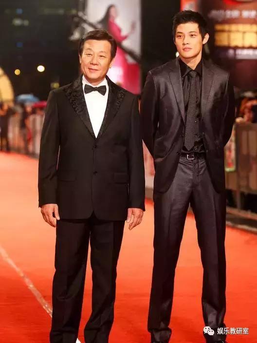 出生军人家庭，出道就演男一号，一夫两妻多年，儿子帅气长这样