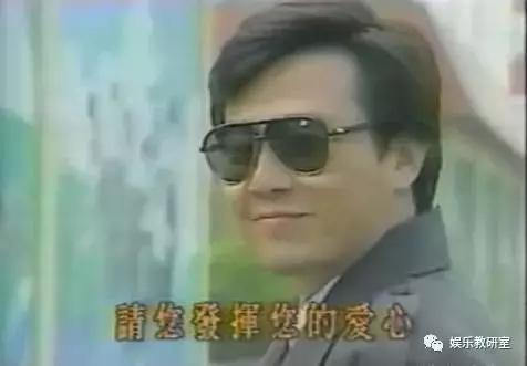 出生军人家庭，出道就演男一号，一夫两妻多年，儿子帅气长这样