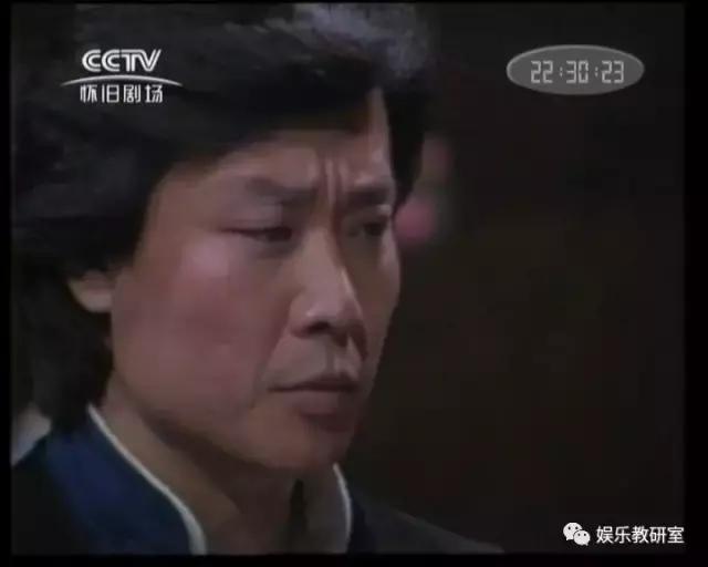 出生军人家庭，出道就演男一号，一夫两妻多年，儿子帅气长这样