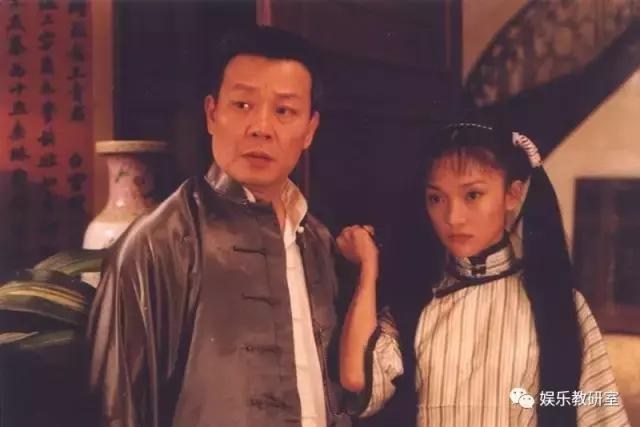 出生军人家庭，出道就演男一号，一夫两妻多年，儿子帅气长这样