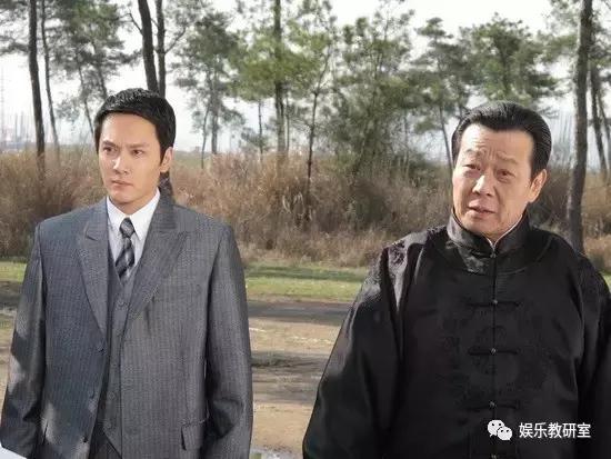 出生军人家庭，出道就演男一号，一夫两妻多年，儿子帅气长这样