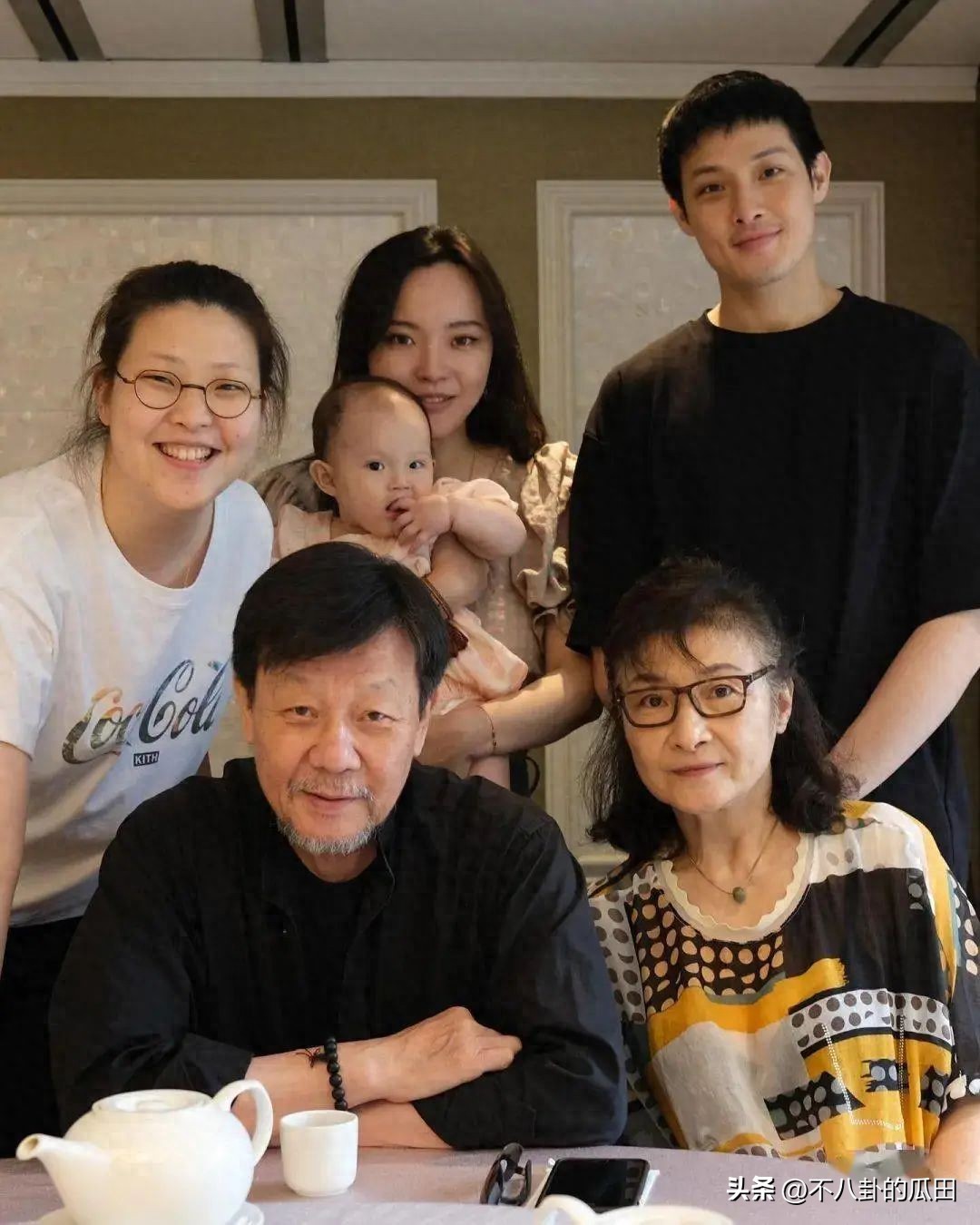 一妻一妾、5个儿女、68岁“视帝”寇世勋，晚年竟还有贤妻在侧