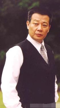 他有两个妻子，同住一户多年和睦，今儿子才貌双全，不输父亲当年