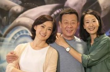 他有两个妻子，同住一户多年和睦，今儿子才貌双全，不输父亲当年