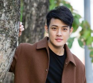 他有两个妻子，同住一户多年和睦，今儿子才貌双全，不输父亲当年