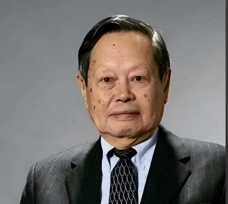 杨振宁三次拒绝父亲回国邀请,父亲抱憾离世,杨振宁一直耿耿于怀