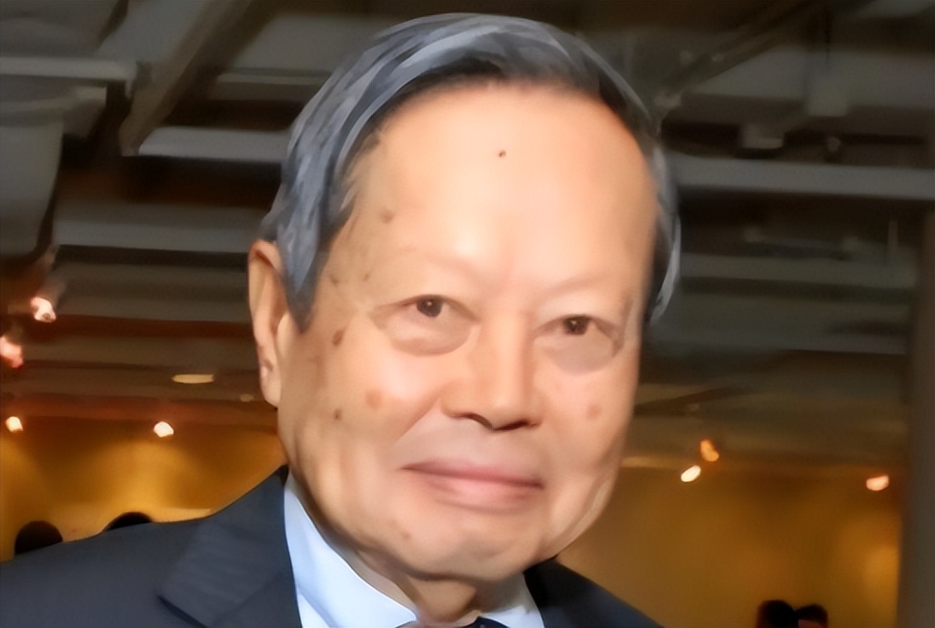 杨振宁三次拒绝父亲回国邀请,父亲抱憾离世,杨振宁一直耿耿于怀