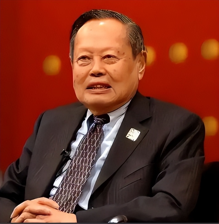 杨振宁三次拒绝父亲回国邀请,父亲抱憾离世,杨振宁一直耿耿于怀