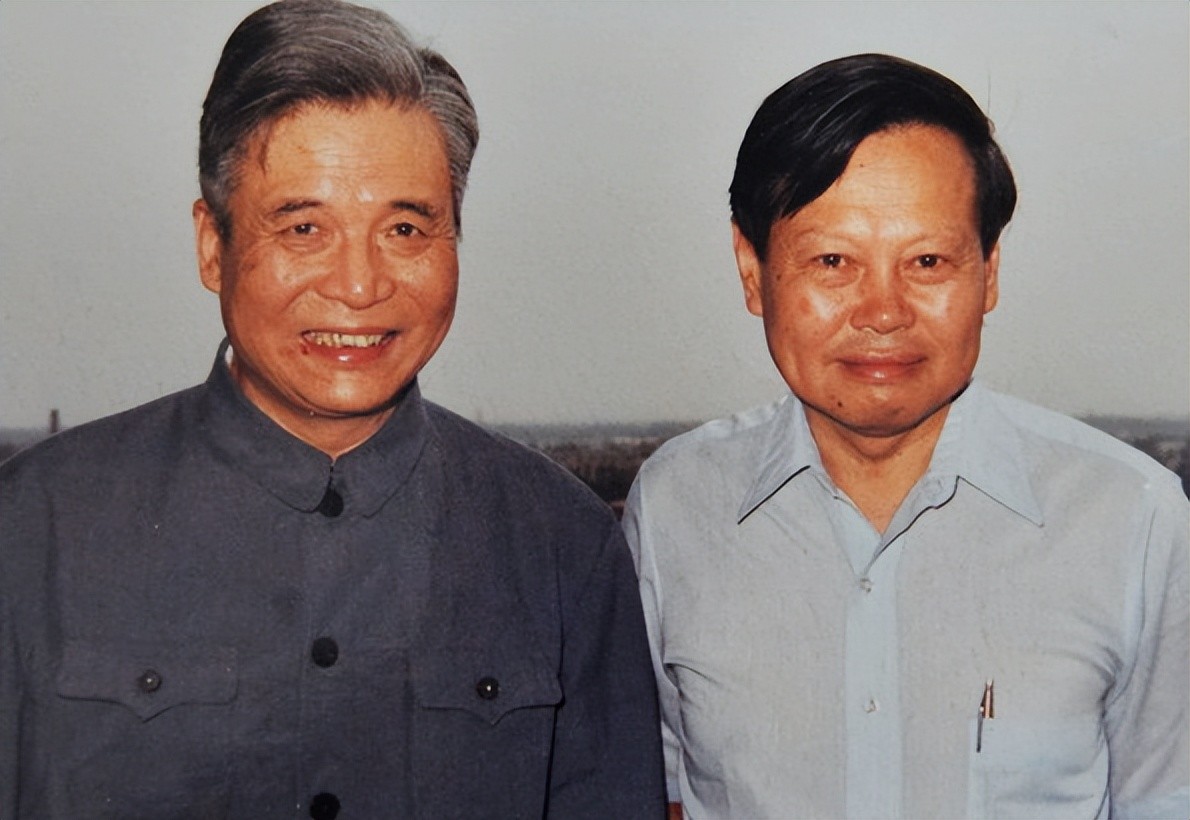 杨振宁三次拒绝父亲回国邀请,父亲抱憾离世,杨振宁一直耿耿于怀