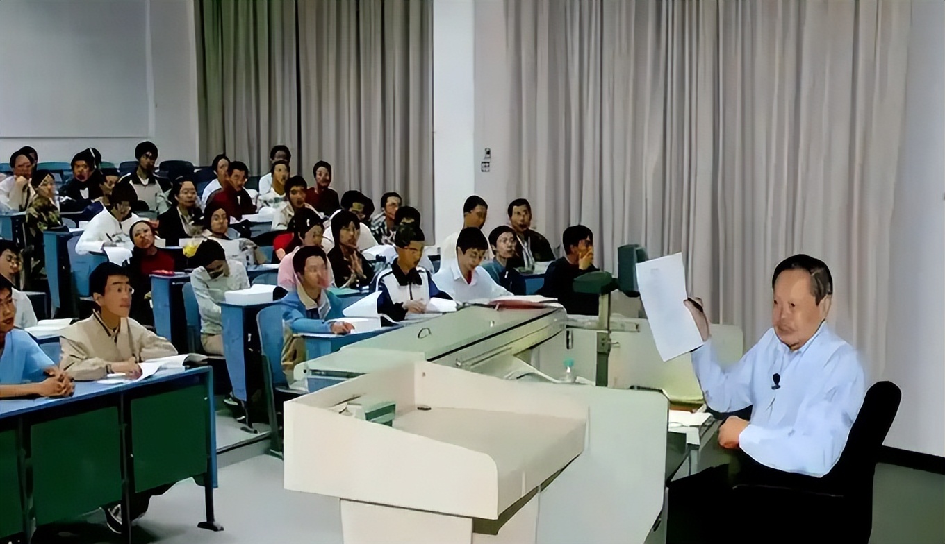 杨振宁三次拒绝父亲回国邀请,父亲抱憾离世,杨振宁一直耿耿于怀