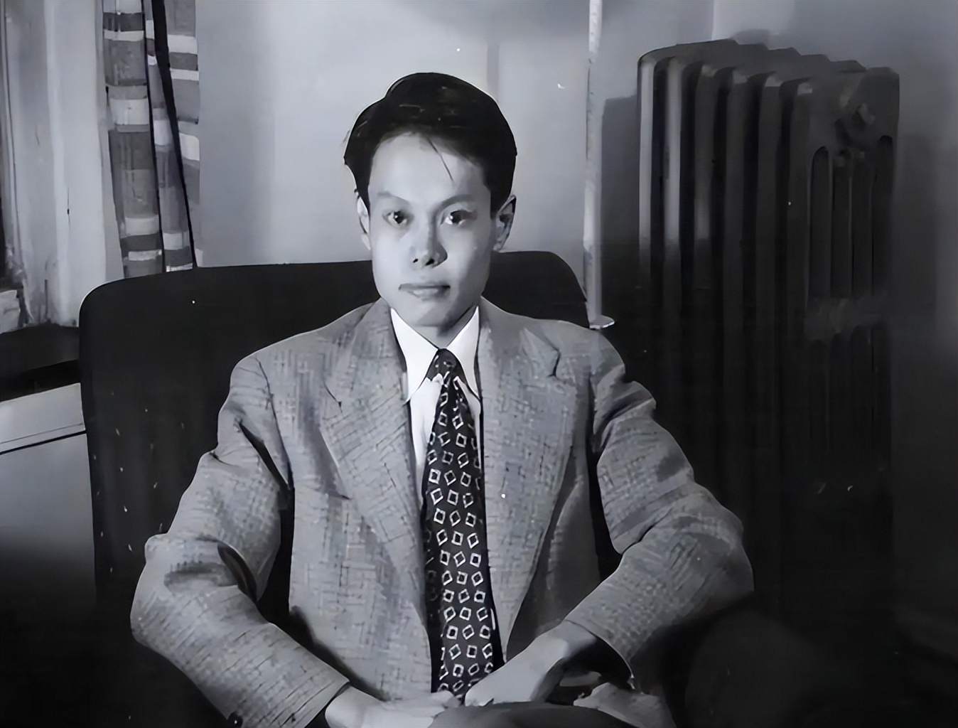 杨振宁三次拒绝父亲回国邀请,父亲抱憾离世,杨振宁一直耿耿于怀