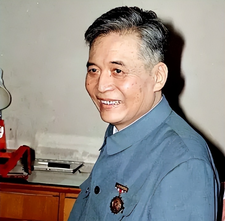 杨振宁三次拒绝父亲回国邀请,父亲抱憾离世,杨振宁一直耿耿于怀