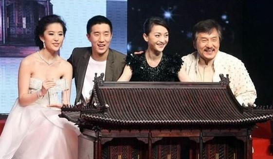 “晴格格”王艳:22岁嫁大11岁富豪,被小8岁继子打被亲儿子辱说