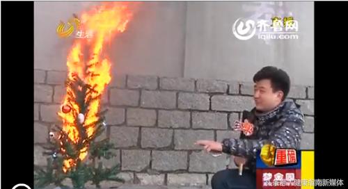 给妈妈们提个醒!漂亮的圣诞树1分钟烧成渣,市面很难见合格产品