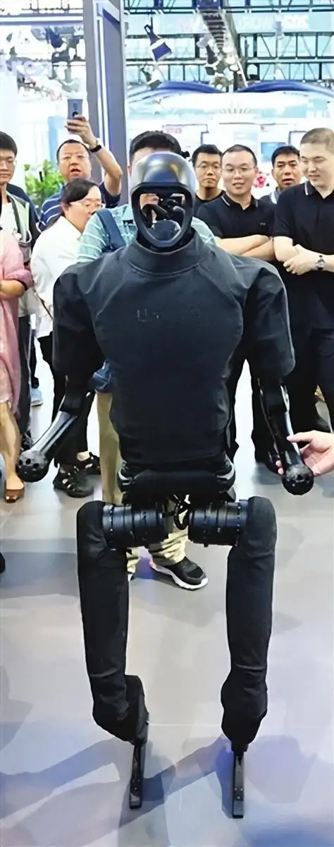 人型机器人组团亮相!细节逼真,能上下楼……