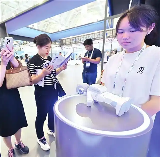 人型机器人组团亮相!细节逼真,能上下楼……