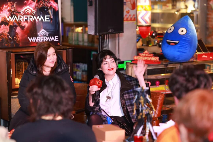 在Warframe玩家见面会上，有最可爱的创作者和玩家