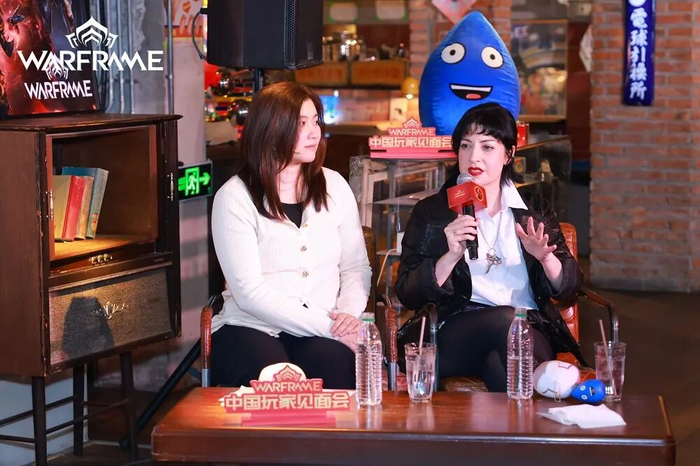 在Warframe玩家见面会上，有最可爱的创作者和玩家