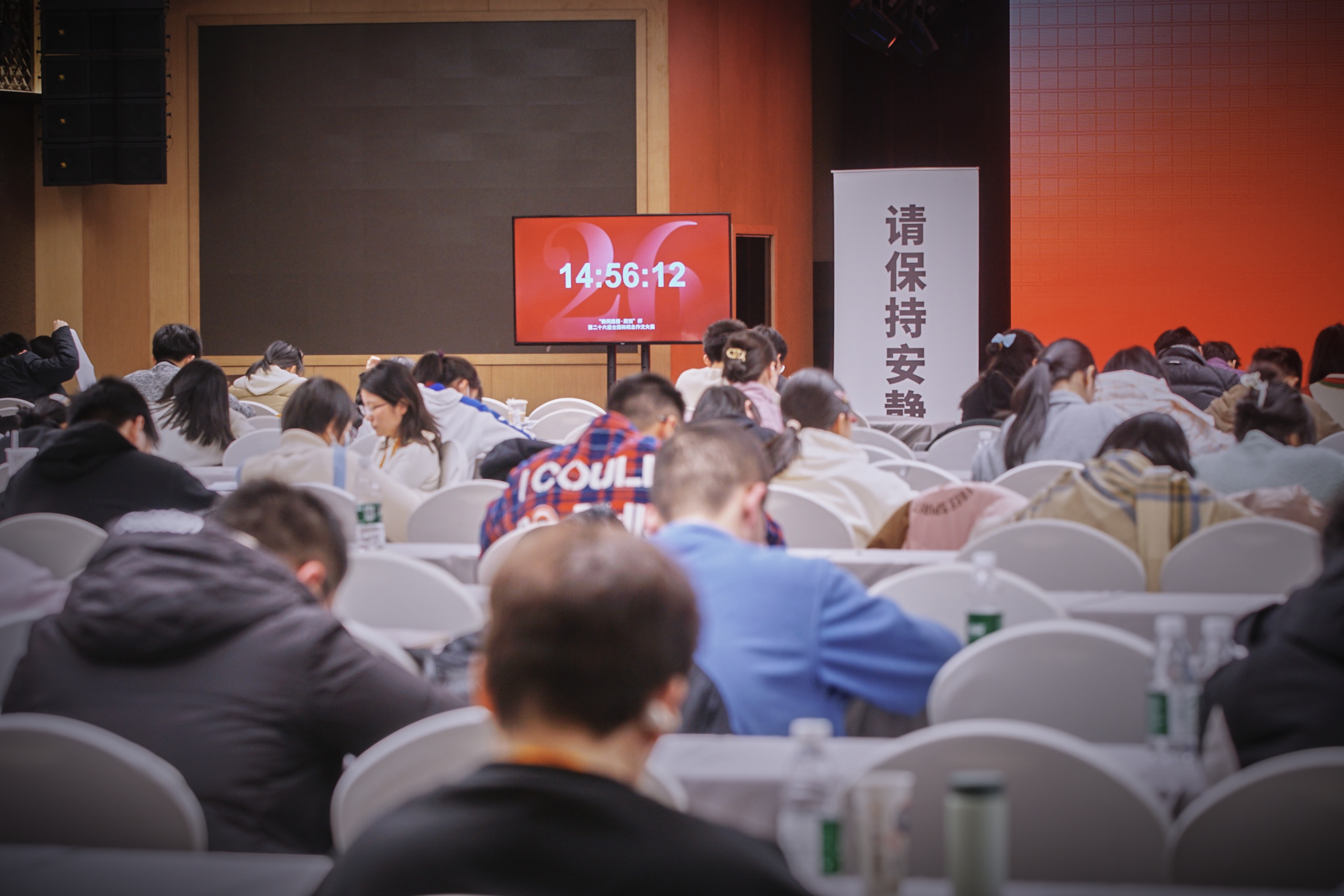 今年不受年龄限制，在校大学生都能参加新概念作文大赛了