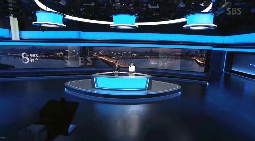 为什么新闻联播主持人从不低头念稿，他们全背下来了吗？涨知识了